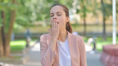 Esneme Gündelik İş Kadını Dışarıda Yorgun Hissetme Portresi