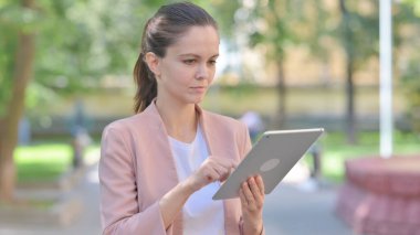 Tablet Kullanan Sıradan İş Kadını Portresi