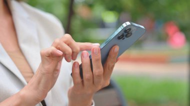 Akıllı Telefon Kullanan Yaşlı Kadın 'ın Kapanışı