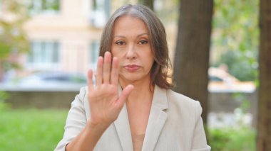 Dışarıdaki Yaşlı Kadın 'dan Durdurma Hareketi