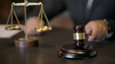 Yargıç 'ın mahkemede Gavel Hammer' a vuruşuna yakın çekim