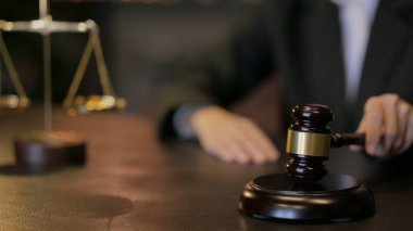 Yargıç 'ın Gavel Hammer' a mahkemede vuruşuna yakın çekim