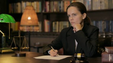 Düşünceli Genç Bayan Avukat Ofiste Dava Yazıyor