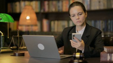 Genç Bayan Avukat Laptop ile Telefon Kullanıyor