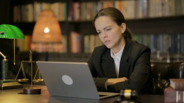 Genç Bayan Avukat Laptop 'ta Kaybından Şok Oldu