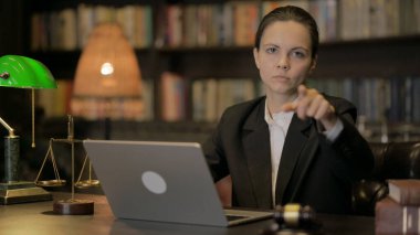 Genç Bayan Avukat Bilgisayarla Kamerayı Gösteriyor