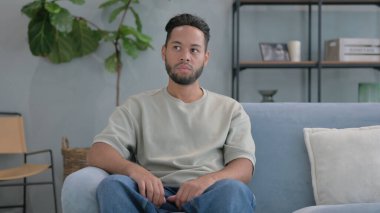 Evdeki koltukta oturan kendine güvenen İspanyol.