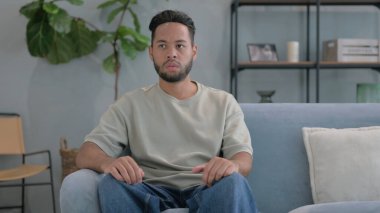 Öfkeli İspanyol Adam Evde Stres Yapıyor