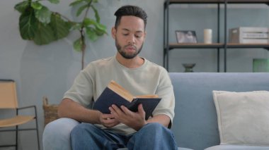 Hispanik Adam Evdeki Koltukta Otururken Kitap Okuyor