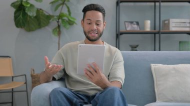 Tablet 'te Video Sohbeti Yapan İspanyol Adam Evdeki Koltukta Otururken