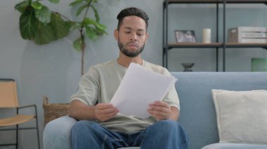 İspanyol Adam Evinde Belge Okuyor