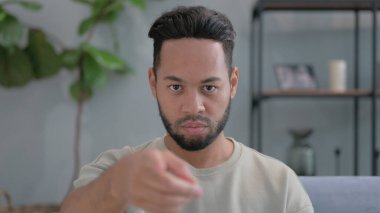 Evdeki Kamerayı Gösteren İspanyol Adamın Portresi