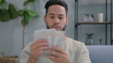 Evde Para Sayan İspanyol Adamın Portresi