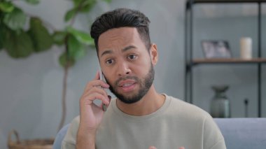 Evde Telefonda Konuşan Kızgın İspanyol Adamın Portresi