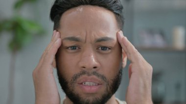 Baş ağrısı olan İspanyol adama yakın çekim.