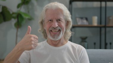 Evde Başparmakları Yukarda Yaşlı Adam 'ın Portresi