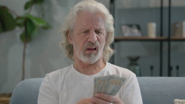 Evde Para Sayan Üzgün Yaşlı Adamın Portresi