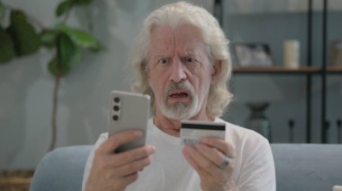 Telefonda Bankacılık Sorunuyla Karşı Karşıya Gelen Yaşlı Adamın Portresi