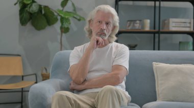 Düşünceli Yaşlı Adam Evdeki Koltukta Oturuyor