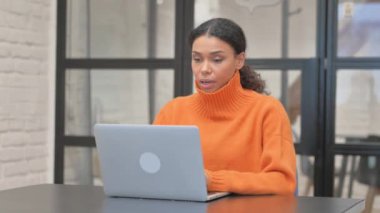 Laptop 'ta Kaybolan Sıradan Afrikalı Kadın Şok Oldu