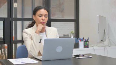 İş yerinde Afrikalı İş Kadını Beyin Fırtınası