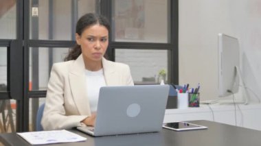 Afrikalı İş Kadını Ofiste Yorgunluk ve Acı çekiyor