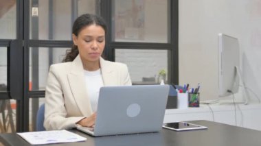 Afrikalı İş Kadını Laptop ile Video Sohbeti Yapıyor