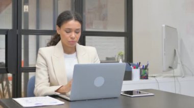 Dizüstü bilgisayarda Kaybından Şok Olan Afrikalı İş Kadınları