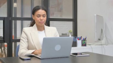 Dizüstü bilgisayar kullanan Afrikalı İş Kadını Başparmağını kaldırdı