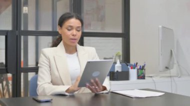 Çevrimiçi Ticaret Başarı İçin Heyecanlı Afrikalı Kadın