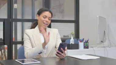 Ofiste Telefonda Video Sohbeti Yapan Afrikalı Kadın