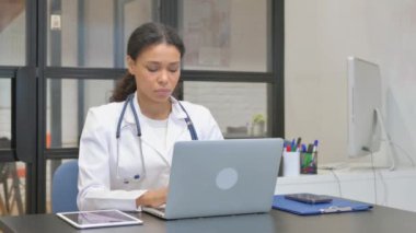 Afrikalı Kadın Doktor Hastanedeki Kameraya Bakıyor