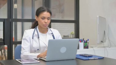 Afrikalı Kadın Doktor Hastayla İnternette Konuşuyor