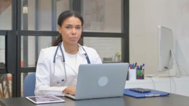 Afrikalı Kadın Doktor Hastanedeki Kamerada Gülümsüyor