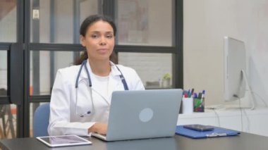 Afrikalı Kadın Doktor İnkâr Ediyor Kameraya Bakıyor