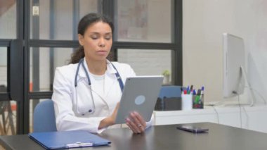 Afrika Kadın Doktoru Dijital Tablet Kullanıyor