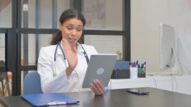 Afrikalı Kadın Doktor Tablet 'te Video Sohbeti Yapıyor