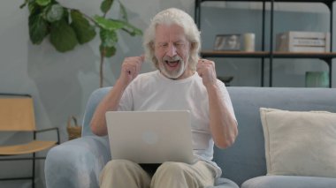 Yaşlı Adam Laptop 'ta Başarı Kutlaması Kucağında