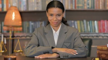Afrikalı Kadın Avukatın Mahkeme Salonunda Onay Hareketi