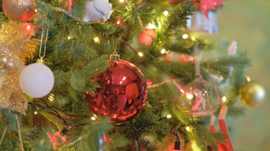 Evdeki Noel Ağacı süsleyen Kadın 'ın Kapanışı