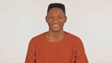 Beyaz Arkaplanda Sallanan Kafalı Genç Afrikalı Adamın Portresi