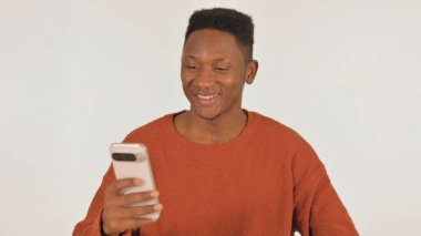 Beyaz Arkaplanda Telefonla Video Sohbeti Yapan Genç Afrikalı Adamın Portresi