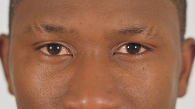 Beyaz Arkaplanda Göz Kırpan Afrika Erkeğinin Kapanışı