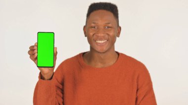 Beyaz Arkaplanda Yeşil Ekranlı Akıllı Telefon Gösteren Genç Afrikalı Adam