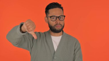 Kırmızı Arkaplanda Başparmakları Olmayan Sıradan İspanyol Adam, Portre