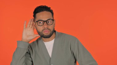 Günlük İspanyol Adam Kızıl Arkaplanda Dinlemeye Çalışıyor, Portre