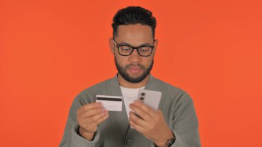 Günlük İspanyol Adam Kırmızı Arkaplanda İnternetten Alışveriş Yapıyor