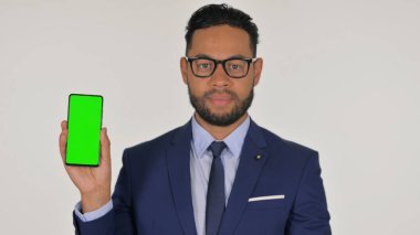 Beyaz Arkaplanda Yeşil Krom Anahtar Ekranlı İspanyol İşadamı Akıllı Telefon Tutuyor