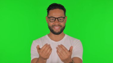 Yeşil Arkaplanda İnsanları Davet Eden Adam