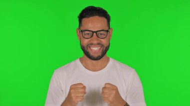 Yeşil Arkaplanda Başarıyı Kutlayan Adam